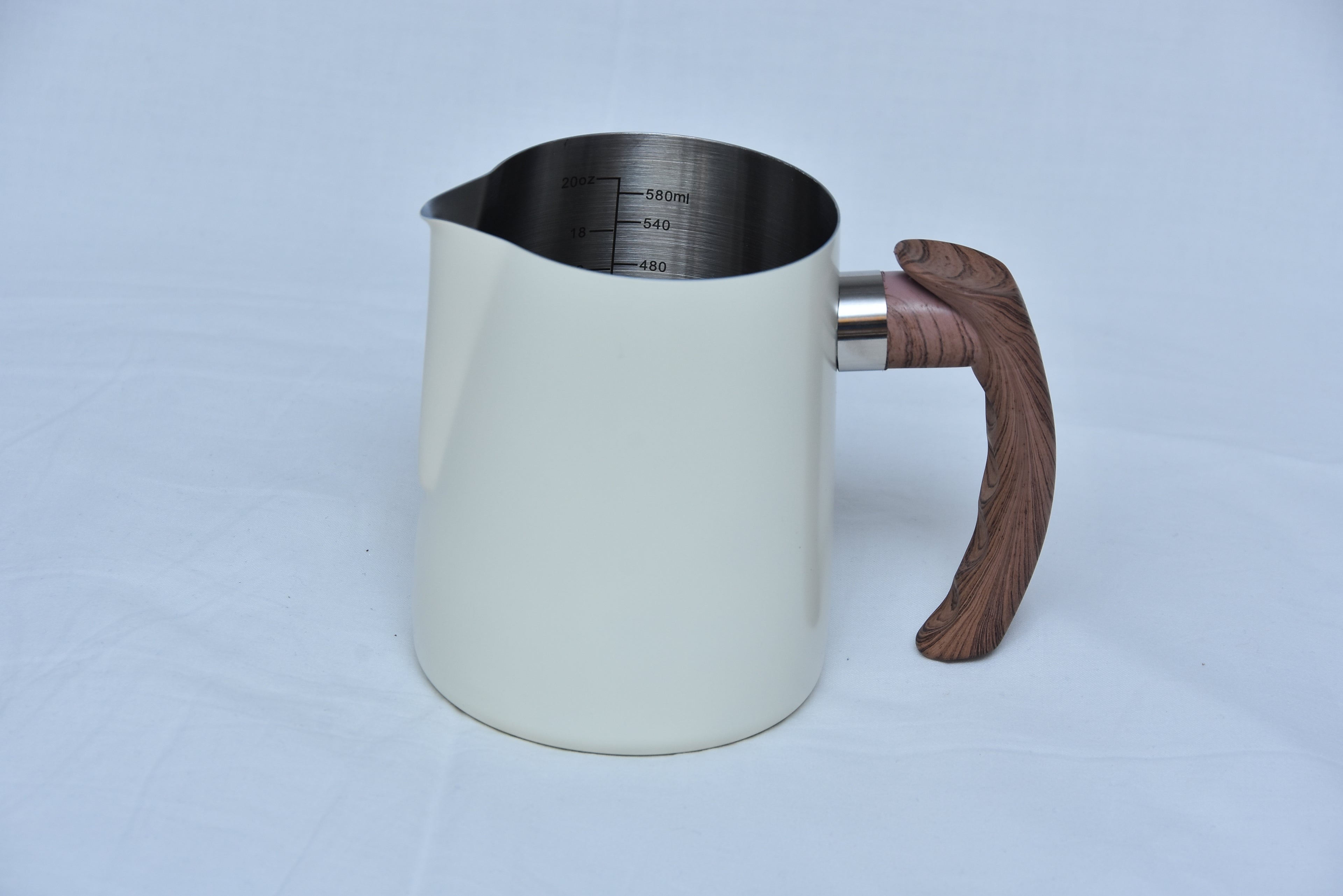 Barista Pro bela latijera sa ergonomskom drškom 1000ml