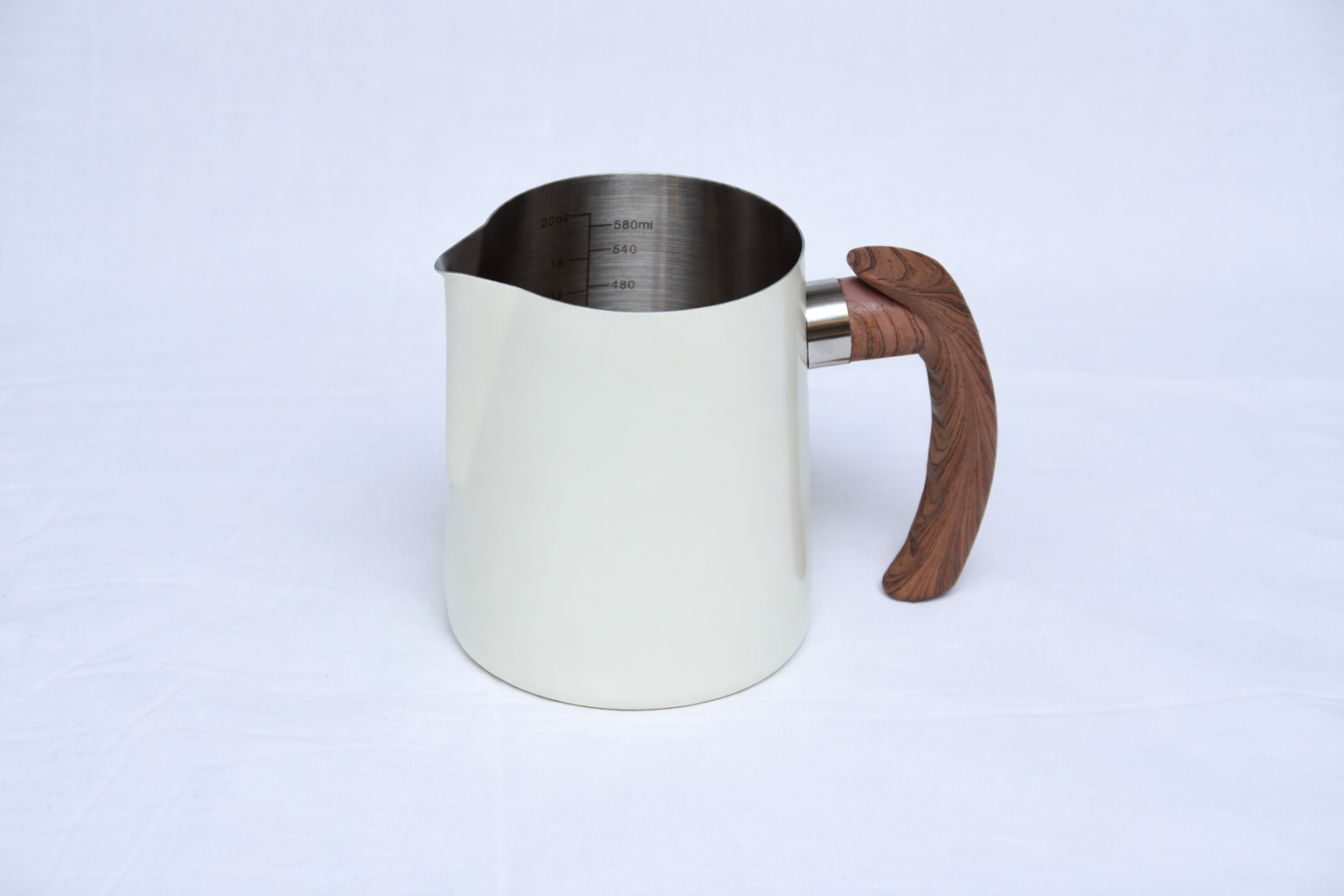 Barista Pro bela latijera sa ergonomskom drškom 1000ml